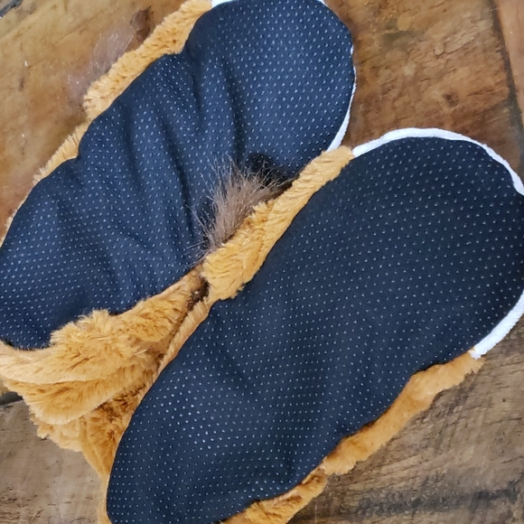 ADORABLE LION SLIPPERS 😍 - Picture 3 of 6